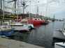  trimaran rouge amarré au port